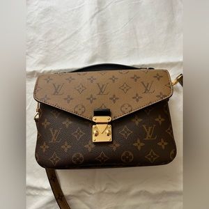 (SOLD) like new pochette Métis in reverse monogram. Worn only a couple times.